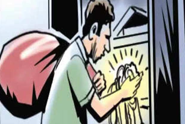 Student, mom steal 40 sovereigns from locked house, held