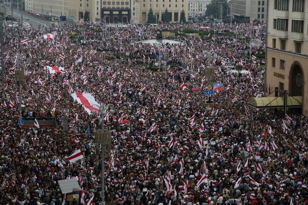 Belarus protesters flood into Minsk as army issues warning