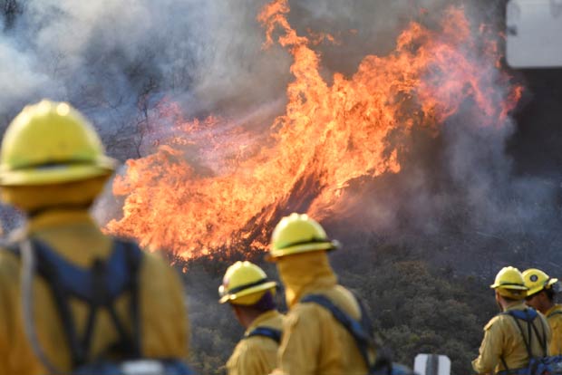 Northern California firefighters dig in ahead of high winds