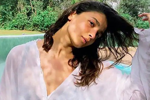 Alia Bhatt gets cryptic with sunkissed pic