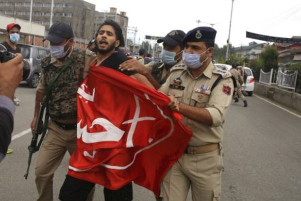Clashes after police stop Muharram processions in Srinagar