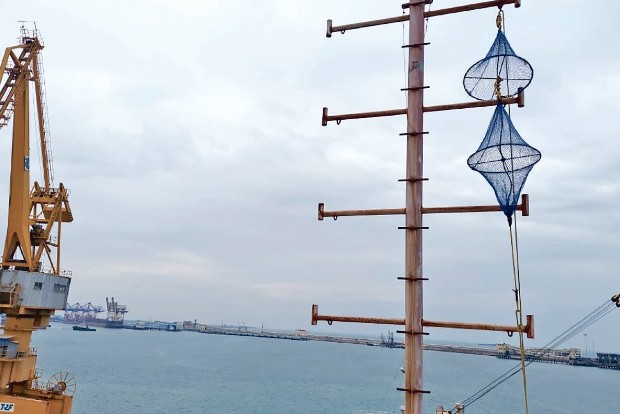 Cautionary signal No 6 hoisted at VOC Port