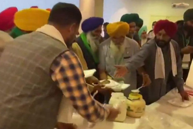 Farmers bring own food, refuse govts lunch offer at meeting