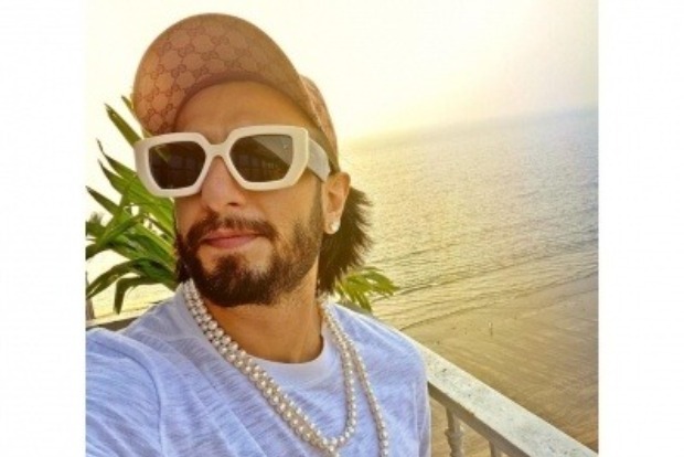 Ranveer wears a pearl neck piece, netizens wonder if it is Deepikas