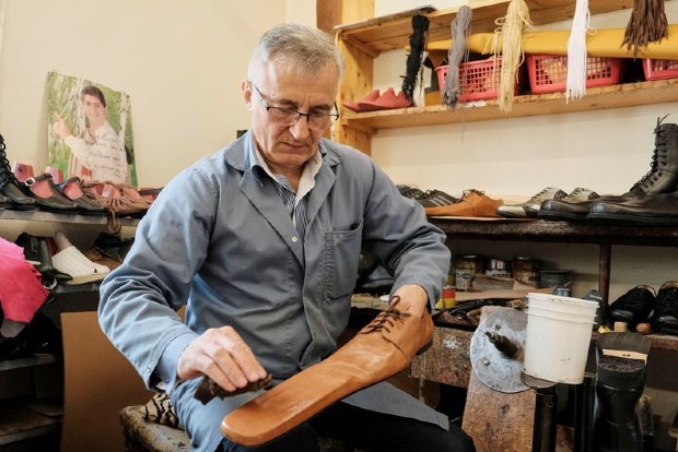 Romanian cobbler makes size-75 winter boots to stamp out COVID-19 Romanian cobbler makes size-75 winter boots to stamp out COVID-19