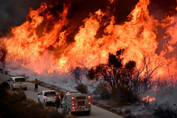 25,000 residents flee wildfire in southern California