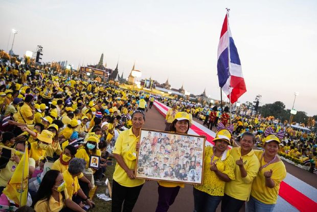 Thousands pay tribute to Thai royals amid calls for reform