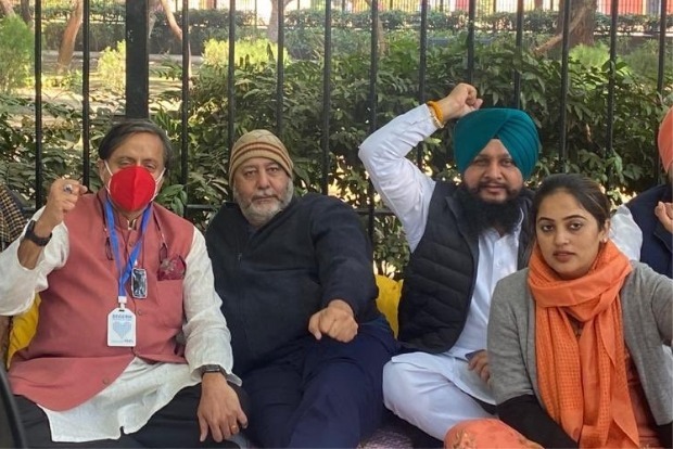 Shashi Tharoor Joins Protesting Punjab MPs at Jantar Mantar