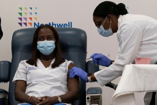 Nurse gets New Yorks first COVID-19 vaccine as U.S. rollout begins