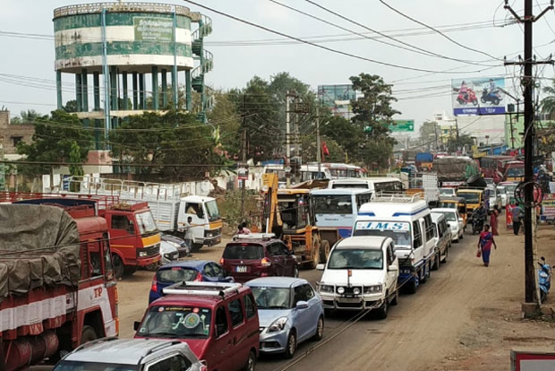 Trailer with transformer gets stuck under grade separator, blocks traffic