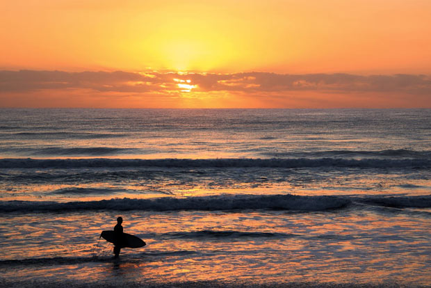 7-yr-old surfs to draw in youngsters to sport