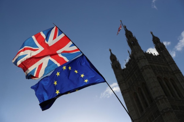 UK and EU haggling, as hopes for trade deal rise