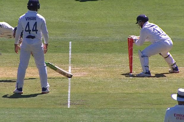 Something fishy: Indian player on stump mic on Paine run out