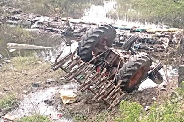 2 killed, 2 injured as tractor falls into pit