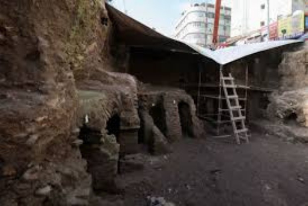 Drainage works unearth Roman baths in heart of Jordans capital Drainage works unearth Roman baths in heart of Jordans capital