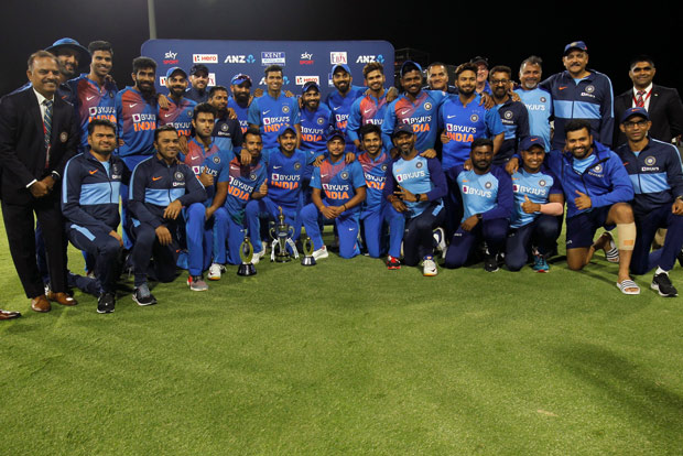 5th T20I: Shastri leads applause for Team India