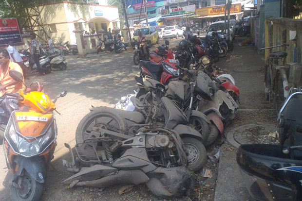 Citizen Connect: Cop-seized vehicles dumped on Muthuramalingam Street platform eat up pedestrians’ space Citizen Connect: Cop-seized vehicles dumped on Muthuramalingam Street platform eat up pedestrians’ space