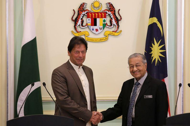 Imran Khan meets Malaysian PM, expresses regret over not attending summit of Muslim nations