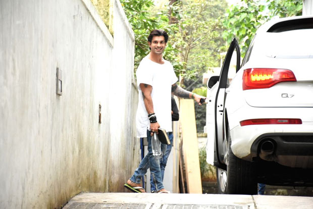 Karan Singh Grover is giving abstract painting a shot