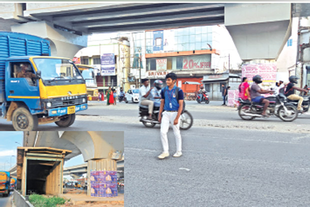 Citizen connect: Sans space at Retteri junction due to flyover works, pedestrians wait for subway opening