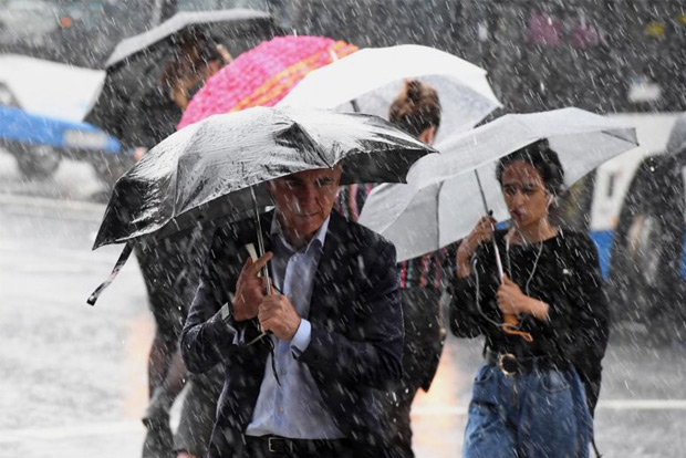 Cyclone nears Australias west with heavy winds, risk of storm tide