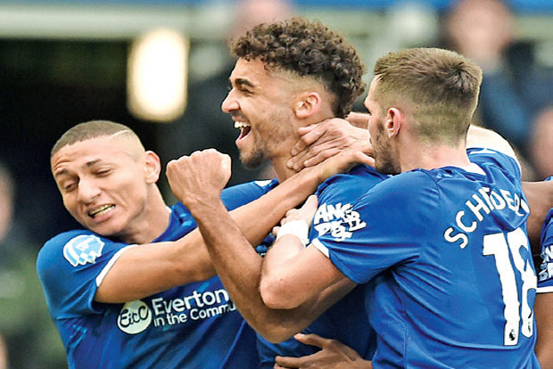 Richarlison stars in Everton win over Palace