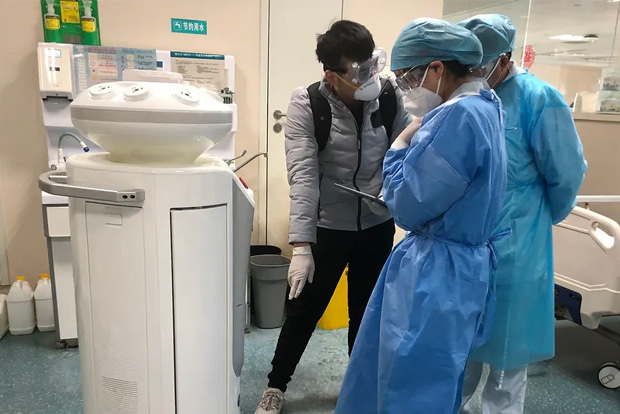 Robot delivers food, medicines in China hospitals Robot delivers food, medicines in China hospitals
