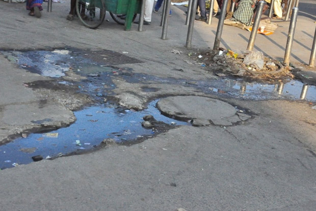 Leaking sewer near Chromepet bus stop irks commuters Leaking sewer near Chromepet bus stop irks commuters