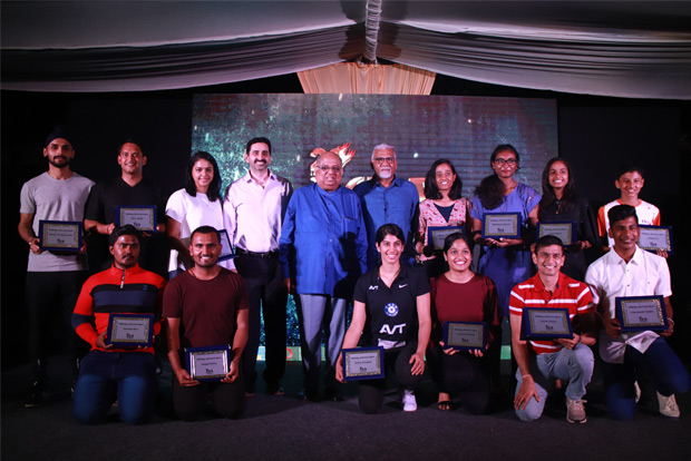 Abhishek edges Harinder, to meet Saurav in final