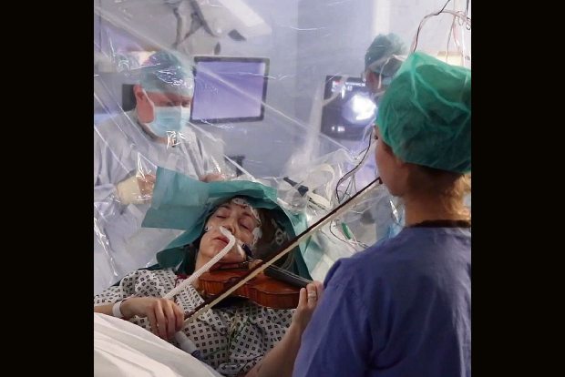 Violinist plays Mahler and Gershwin to save her music as surgeons remove brain tumour Violinist plays Mahler and Gershwin to save her music as surgeons remove brain tumour