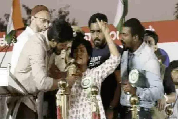 Woman stopped from shouting Pakistan zindabad at Bengaluru rally