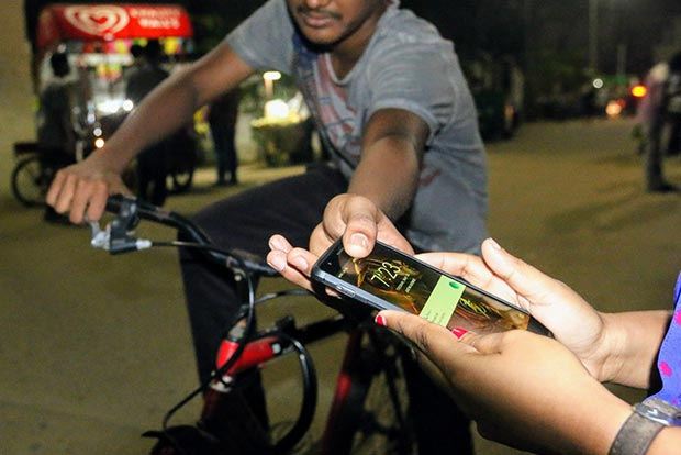 Gang snatches student’s phone at knifepoint Gang snatches student’s phone at knifepoint