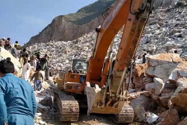 10 dead, 30 trapped in Pak marble quarry