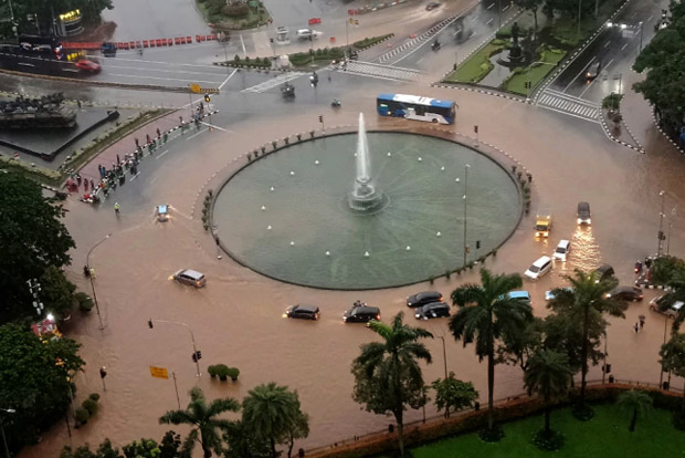 Heavy floods paralyze Jakarta after torrential rains