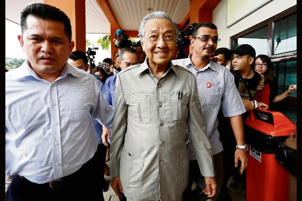Malaysias Mahathir proposes unity government to strengthen grip