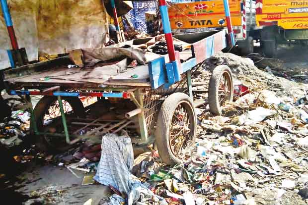 Citizen Connect- Parking spot for abandoned cart turns into dump yard, frequented by tipplers: Residents