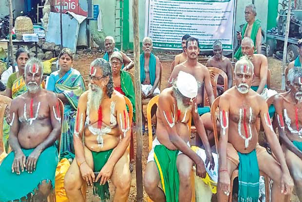Farmers begin indefinite fast for loan waiver in Tiruchy Farmers begin indefinite fast for loan waiver in Tiruchy