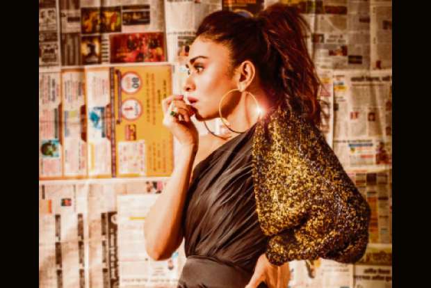 Amruta Khanvilkar turns into black diva in virtual world