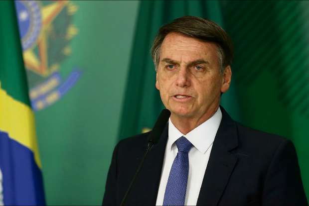 Bolsonaro pokes at Macron, Thunberg over Australia bushfires Bolsonaro pokes at Macron, Thunberg over Australia bushfires