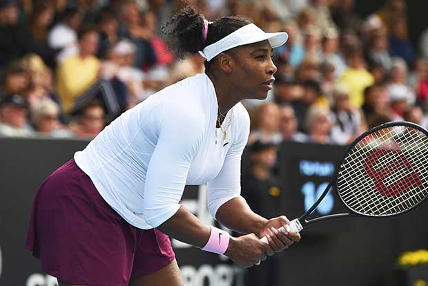 Serena defeats Giorgi in straight sets