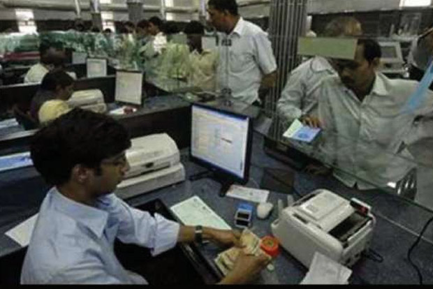 Axis Bank loses 15K staff in 9 months, hires 28K more Axis Bank loses 15K staff in 9 months, hires 28K more