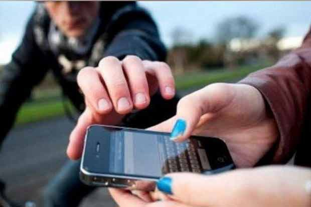 Gang of 4 robs cellphone, cash from techie