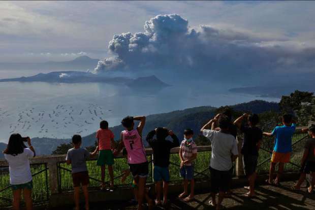 Filipinos turn volcanos ash, plastic trash into bricks Filipinos turn volcanos ash, plastic trash into bricks