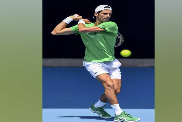 Djokovic, Williams lead tennis old guard into new decade