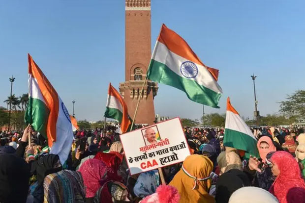 Anti-CAA protesters hoist Tricolour, read out preamble to Constitution at Lucknows Ghantaghar Anti-CAA protesters hoist Tricolour, read out preamble to Constitution at Lucknows Ghantaghar