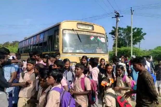 Road roko as lone bus ditches students