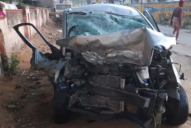 Five killed, 8 injured in car-van collision