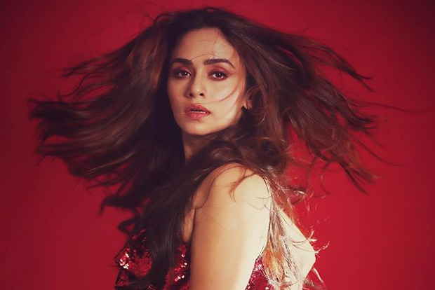 Amruta Khanvilkar set to rock the party in red
