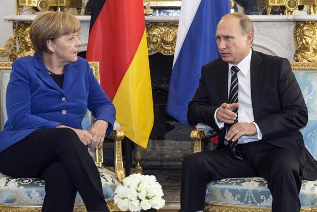 Putin, Merkel discuss Middle East, Ukraine over phone
