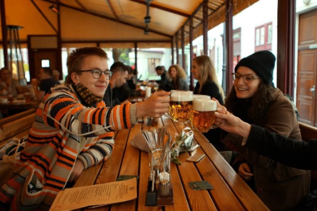 Czechs hold COVID-19 farewell party